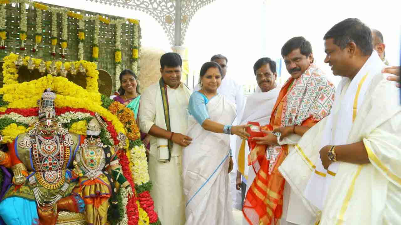 రెండవ రోజు ఘనంగా రాజ్యలక్ష్మి సమేత నరసింహ స్వామి వేడుకలు.. భక్తిశ్రద్ధలతో ఎమ్మెల్సీ కవిత దంపతులు పూజలు