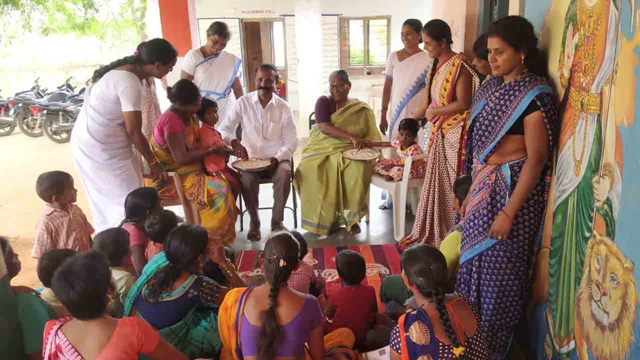 పాఠశాలల్లో విద్యార్థులకు అక్షరాభ్యాసం