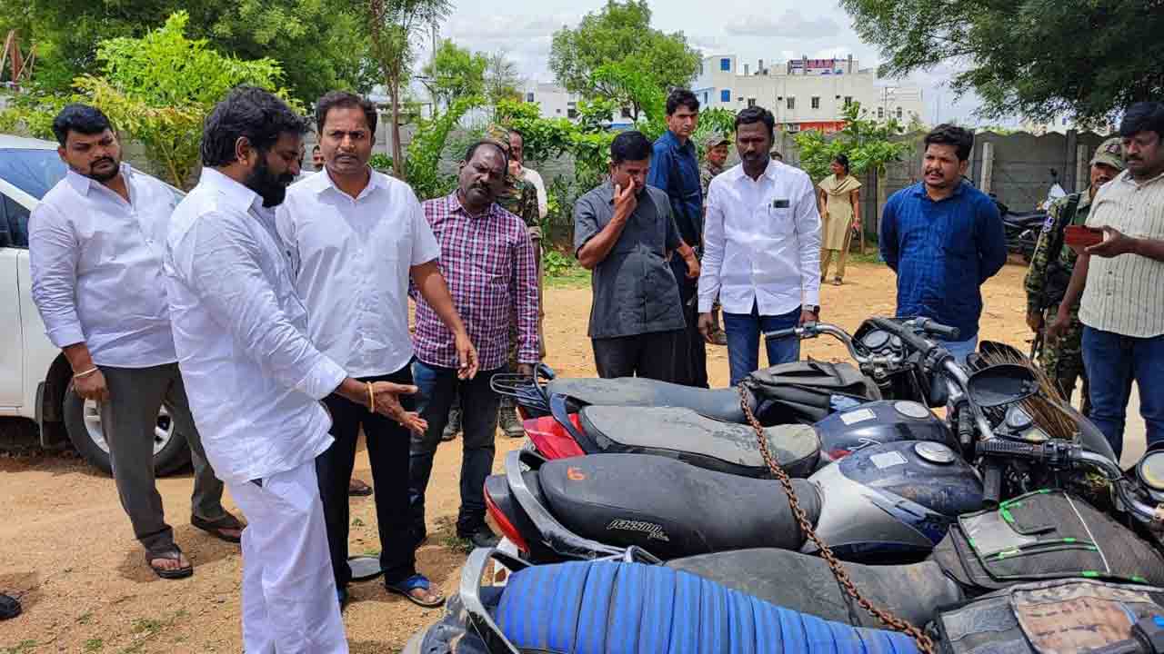 యూనిఫాం వేసుకోరా..