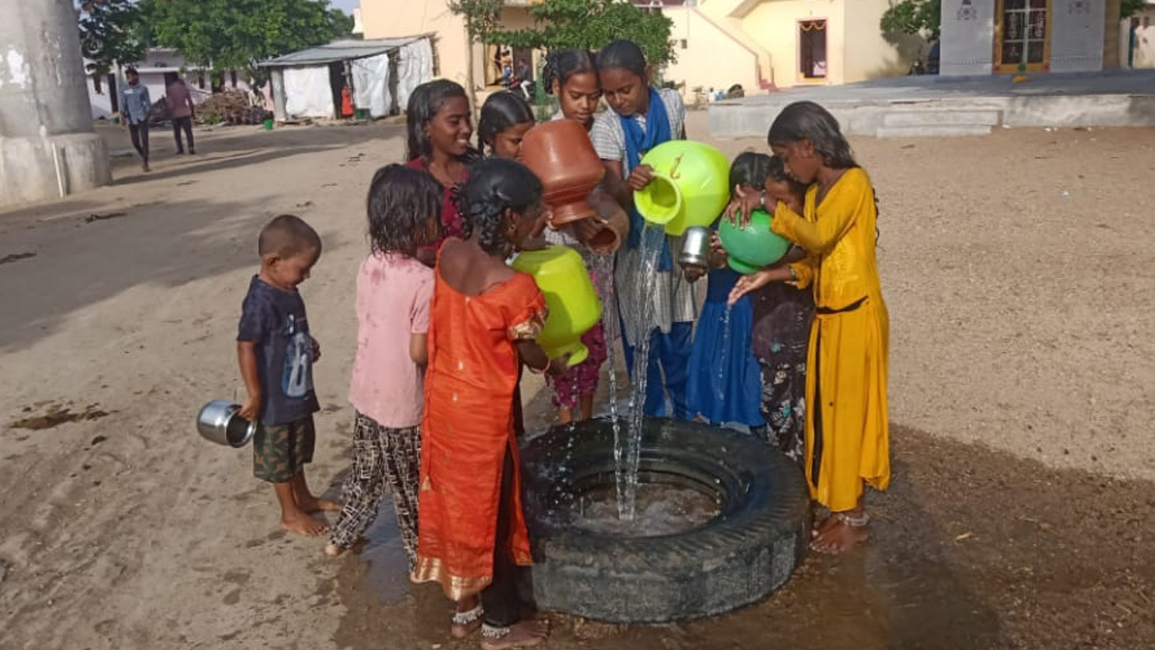 వరుణ దేవుడి కటాక్షం కోసం చిన్నారుల జలాభిషేకం