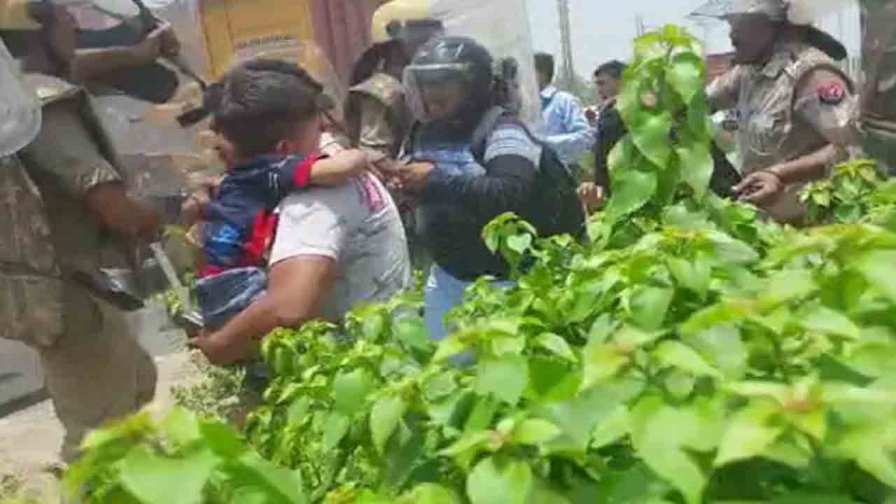 అగ్నిపథ్‌పై నిరసనలు… కుమారుడ్ని కాపాడుకునేందుకు పరుగులు తీసిన వ్యక్తి