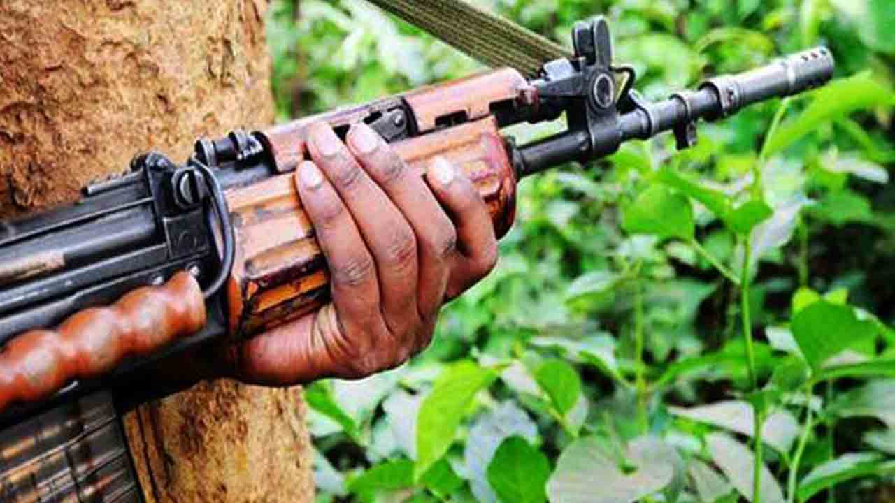 ఇన్ఫార్మర్‌ నెపంతో.. ఛత్తీస్‌గఢ్‌లో సర్పంచ్‌ను చంపిన మావోయిస్టులు