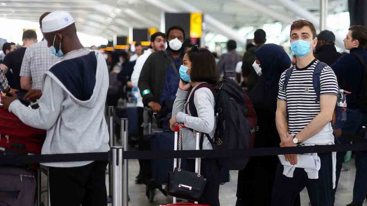 విమాన ప్ర‌యాణికుల‌కు మాస్క్ త‌ప్ప‌నిస‌రి.. డీజీసీఏ ఆదేశాలు