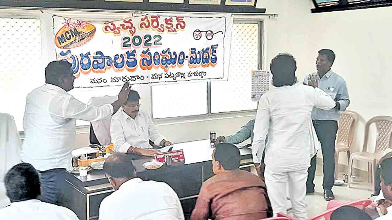 వాడీవేడిగా మున్సిపల్‌ సమావేశం