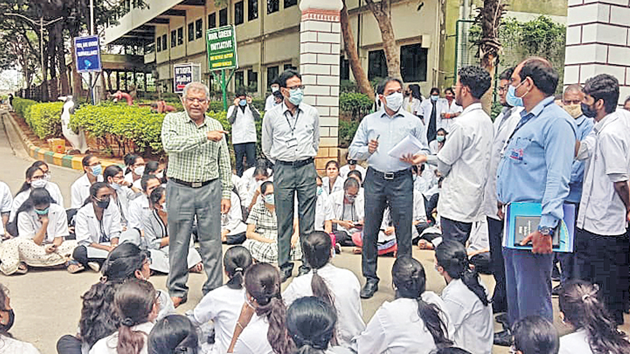 ‘ఎంఎన్‌ఆర్‌’లో వైద్య విద్యార్థుల ఆందోళన