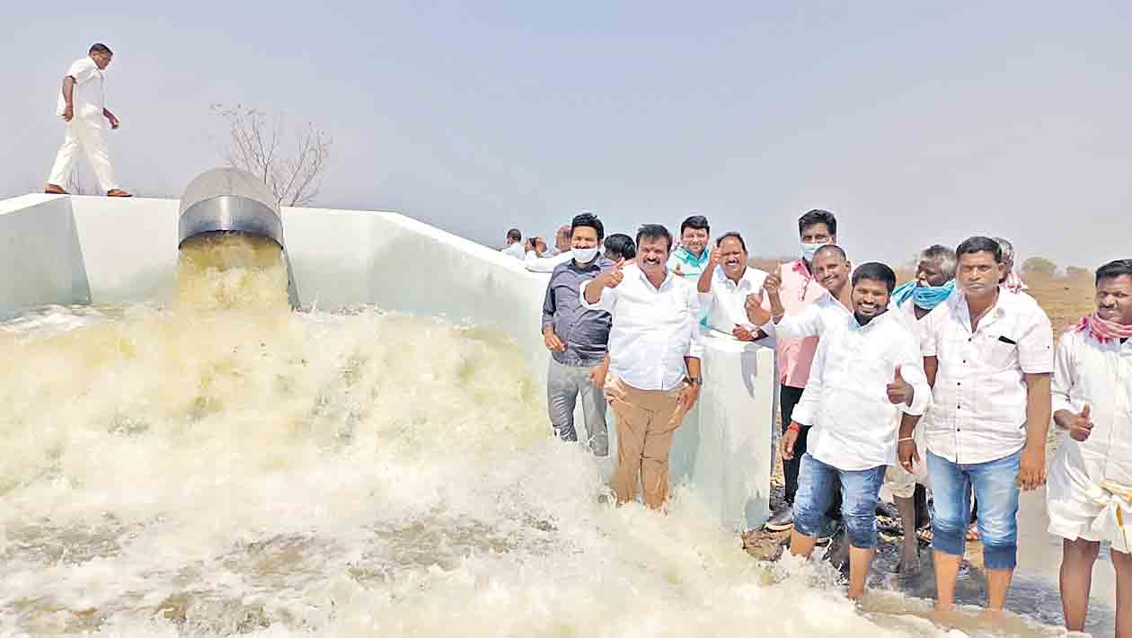 బీడు భూముల్లో జల సవ్వడి