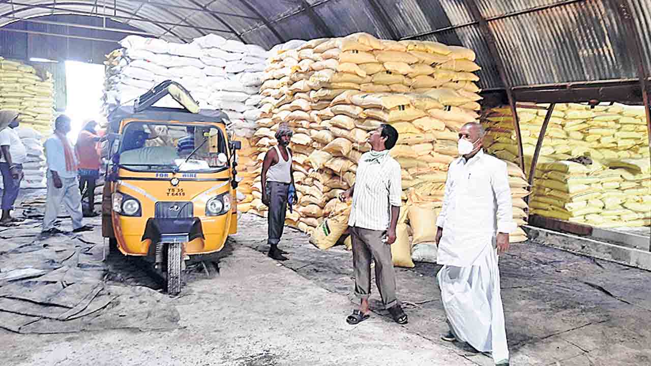 రైతుకు సహకార సంఘాల దన్ను