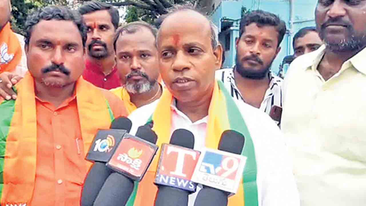 కమలంలో డిష్యుం డిష్యుం..!