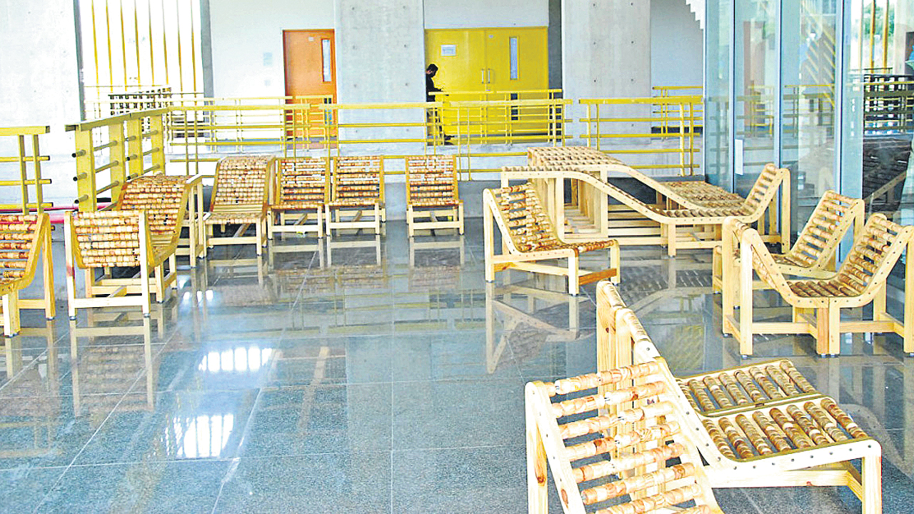 ఐఐటీలో ఆకట్టుకుంటున్న స్పిండిల్‌ చైర్స్‌