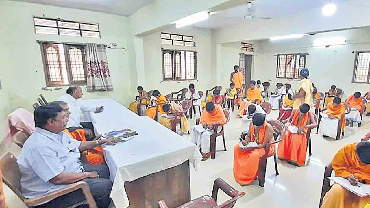 సజావుగా ఆగమ పాఠశాల ప్రవేశ పరీక్ష