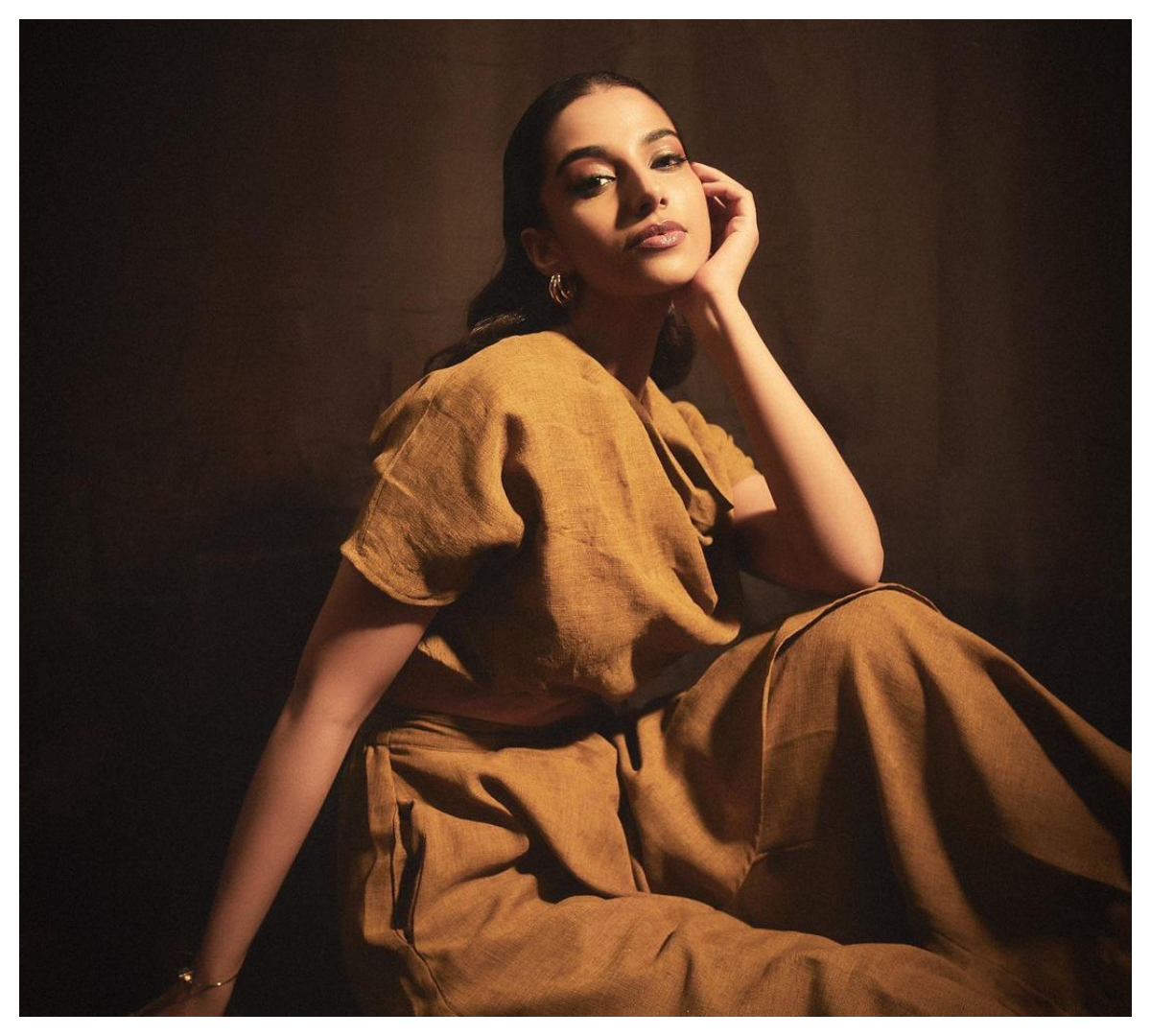 Meenakshi Chaudhary | గ్లామ‌ర్‌తో అద‌ర‌గొడుతున్న మీనాక్షి చౌదరి..