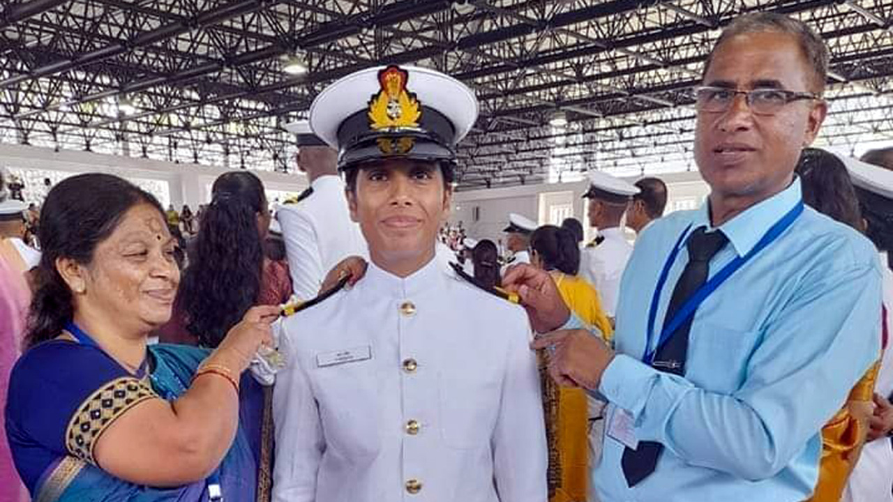 R Meera | ఆ తెగ నుంచి నేవీ ఆఫీస‌ర్ అయిన తొలి మ‌హిళ ఈమెనే !!