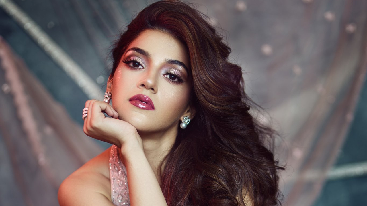 మెహ్రీన్ బ‌య‌ట‌కెళ్తే హ్యండ్‌బ్యాగ్‌లో ఇవి తప్పనిసరిగా ఉండాల్సిందేన‌ట !!