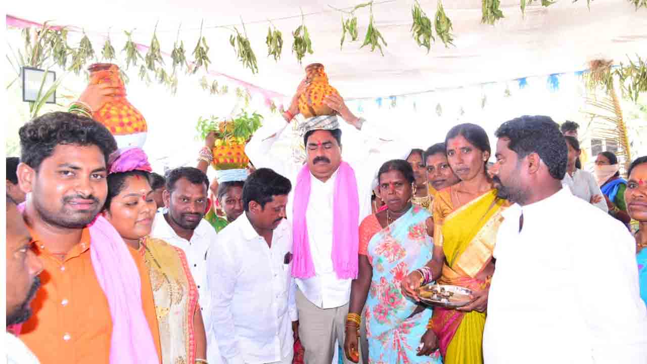 బోనమెత్తిన మంత్రి ఎర్రబెల్లి దయాకర్‌రావు