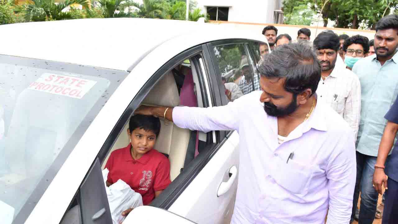 మంత్రి వాహనంలో బడికి వెళ్లిన బాలుడు..