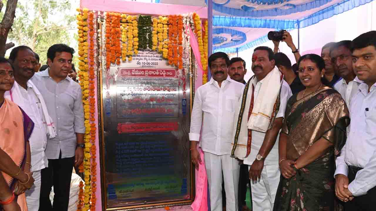 కోరుట్లలో డబుల్ బెడ్రూం ఇండ్లను ప్రారంభించిన మంత్రి కేటీఆర్