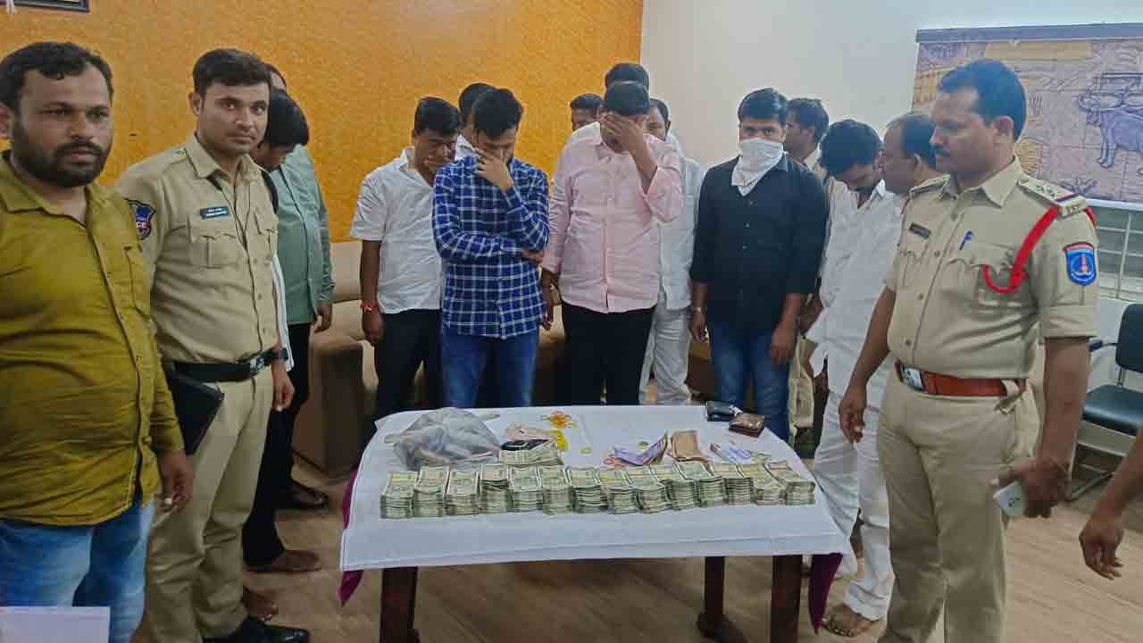 మొయినాబాద్లో పేకాట శిబిరంపై దాడి.. రూ. 14 లక్షలు సీజ్