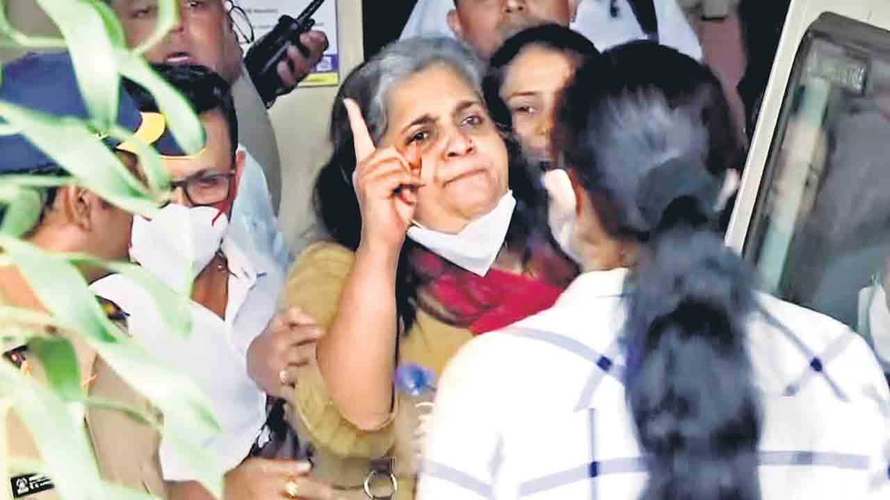 సెతల్వాద్‌ అరెస్టు