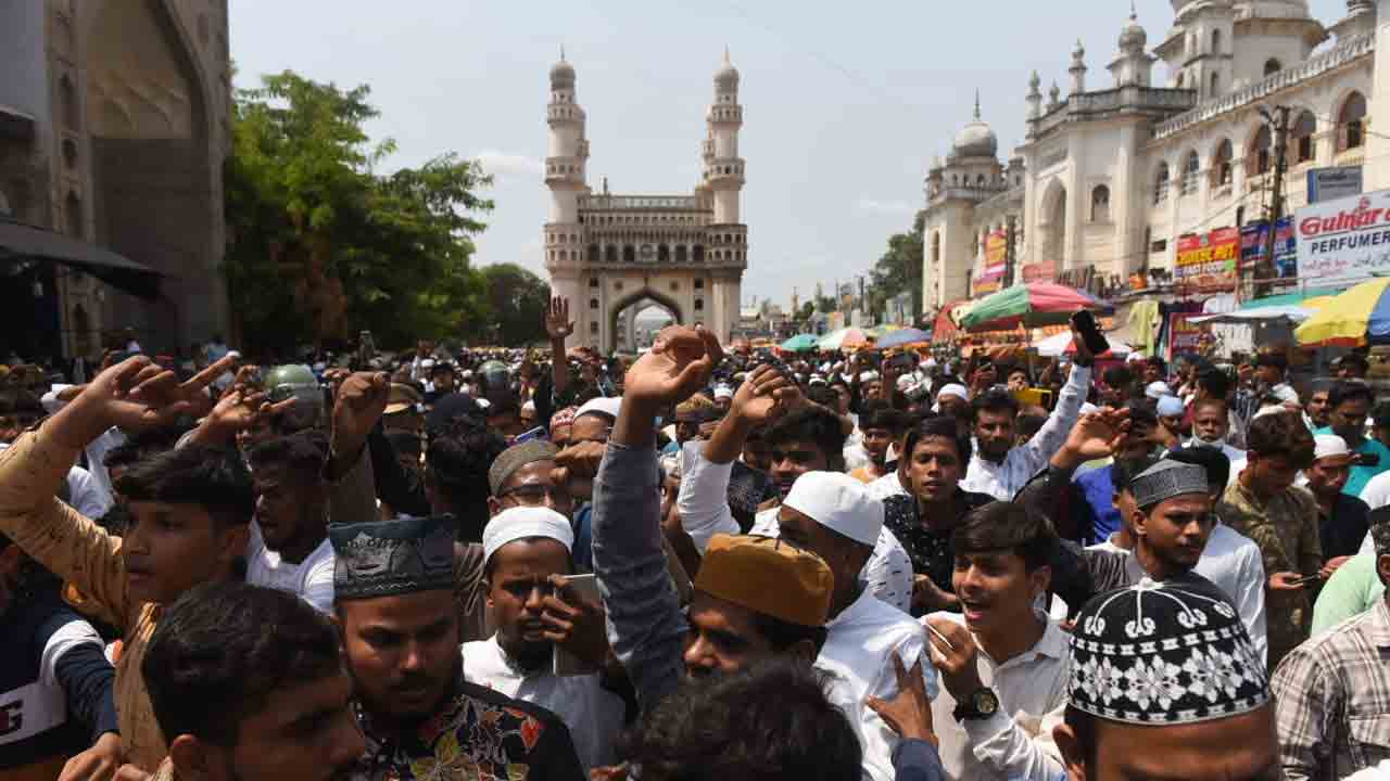 నుపుర్ వ్యాఖ్య‌ల‌కు నిర‌స‌న‌గా చార్మినార్ వ‌ద్ద ముస్లింల ఆందోళ‌న‌లు