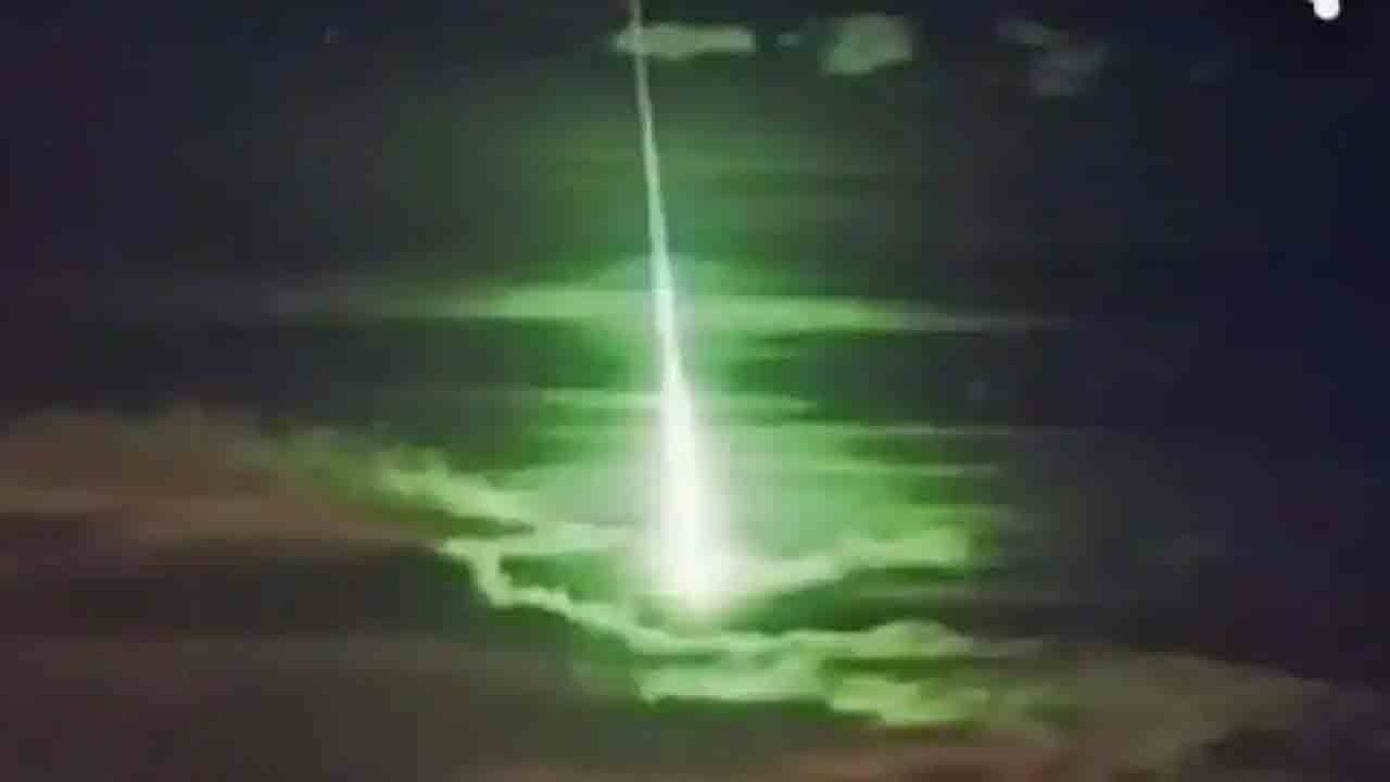 ఆకాశంలో వింతగా గ్రీన్‌ లైట్‌… ఏలియన్‌ దాడిగా నెటిజన్ల అనుమానం
