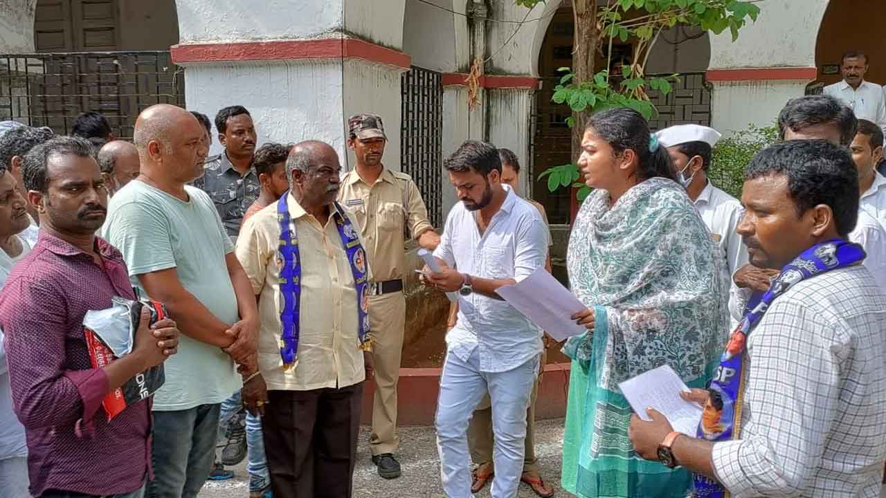 కలెక్టరేట్‌ ఎదుట నాగంపేట్‌ గ్రామస్తుల ధర్నా