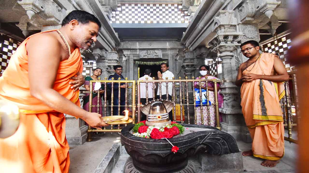 స్పటిక లింగేశ్వరుడికి రుద్రాభిషేకం