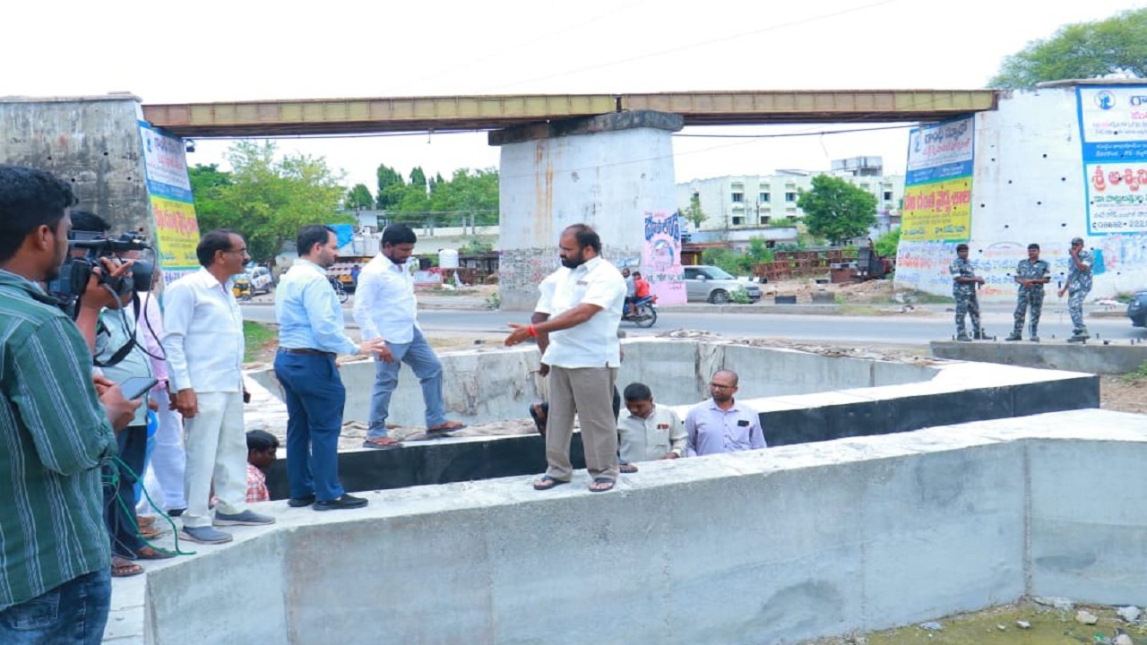 రోడ్డు విస్తరణకు అనుగుణంగా లేని రైల్వే బ్రిడ్జి పనులు