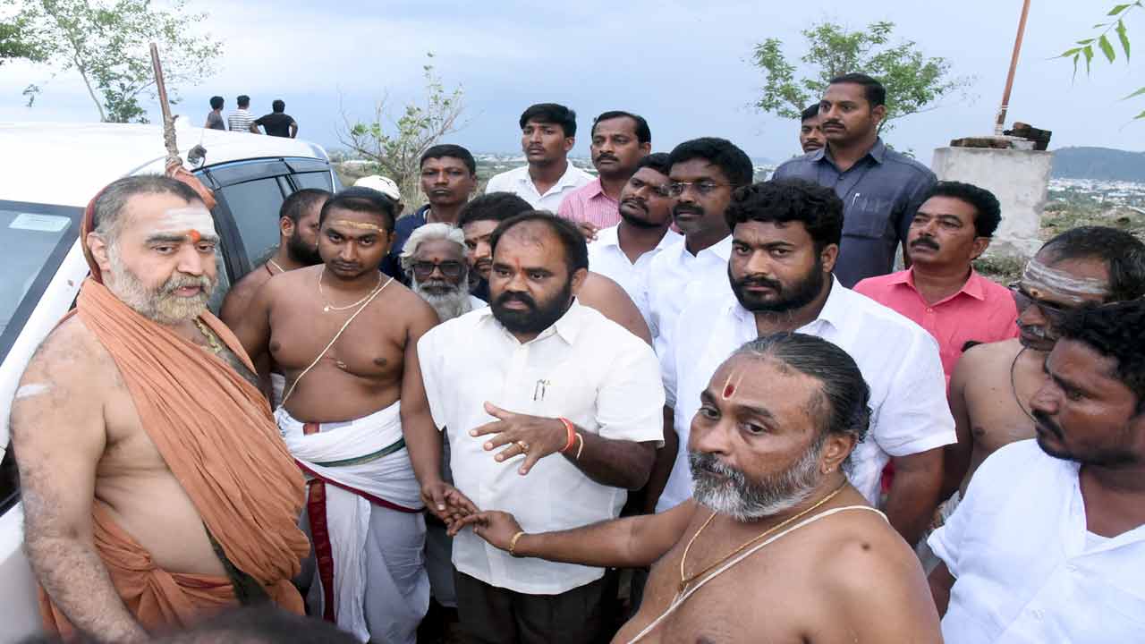 అనేశ్వరమ్మగుట్టను సందర్శించిన విజయేంద్ర సరస్వతి