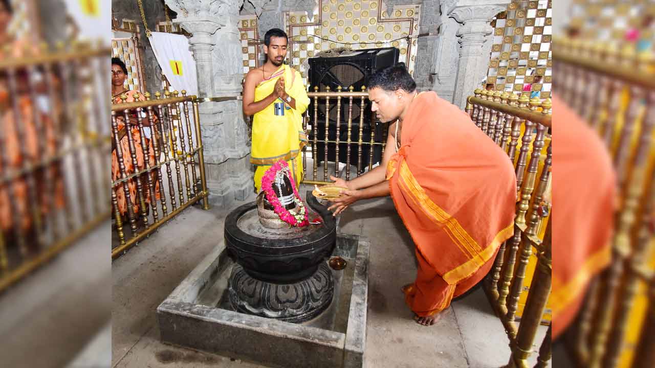 స్పటిక లింగేశ్వరుడికి రుద్రాభిషేకం