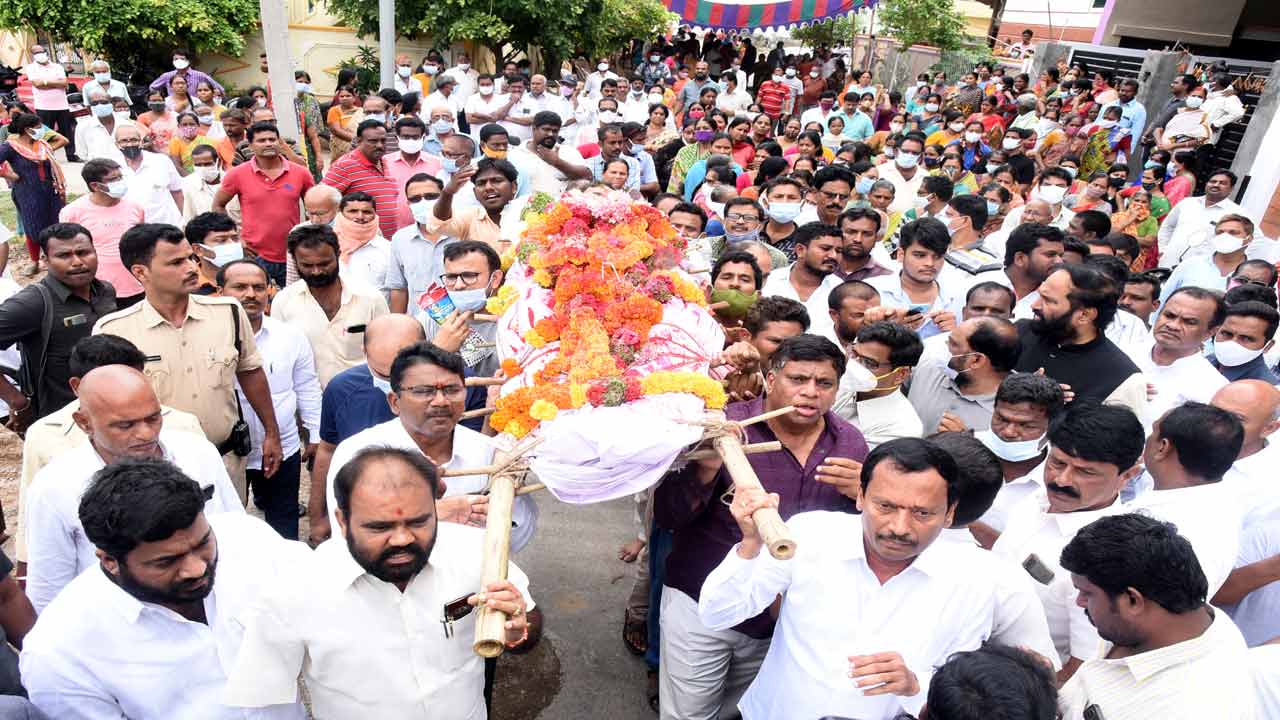 అశ్రునయనాల మధ్య సాయిచరణ్‌ అంత్యక్రియలు