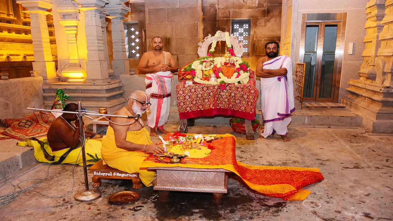 యాదాద్రిలో నిత్యపూజల కోలాహలం