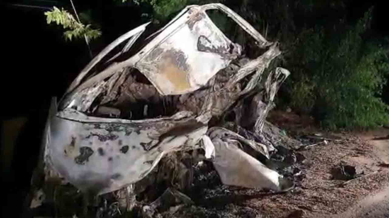 నిజామాబాద్‌లో లారీని ఢీకొట్టిన కారు.. ఇద్దరు సజీవ దహనం