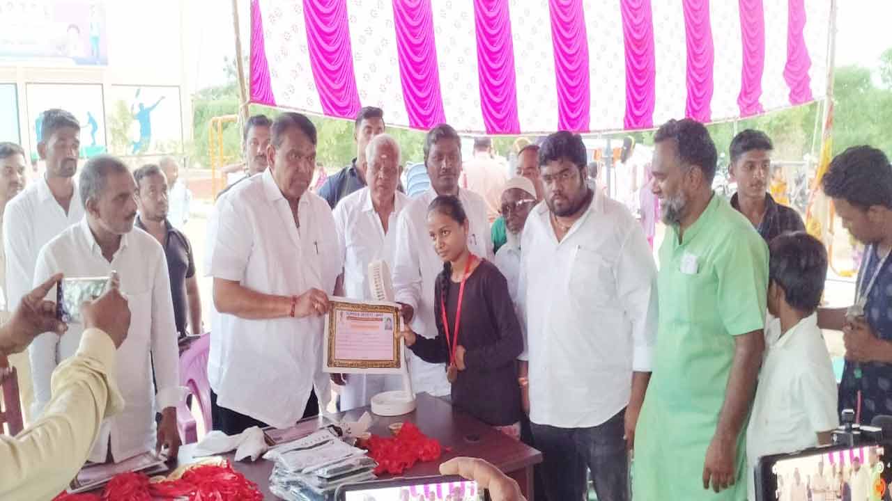 చదువుతోపాటు క్రీడల్లోనూ రాణించాలి