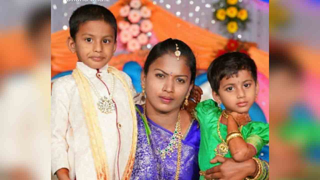 రైలు ఢీకొని తల్లీ ఇద్దరు పిల్లలు మృతి..!