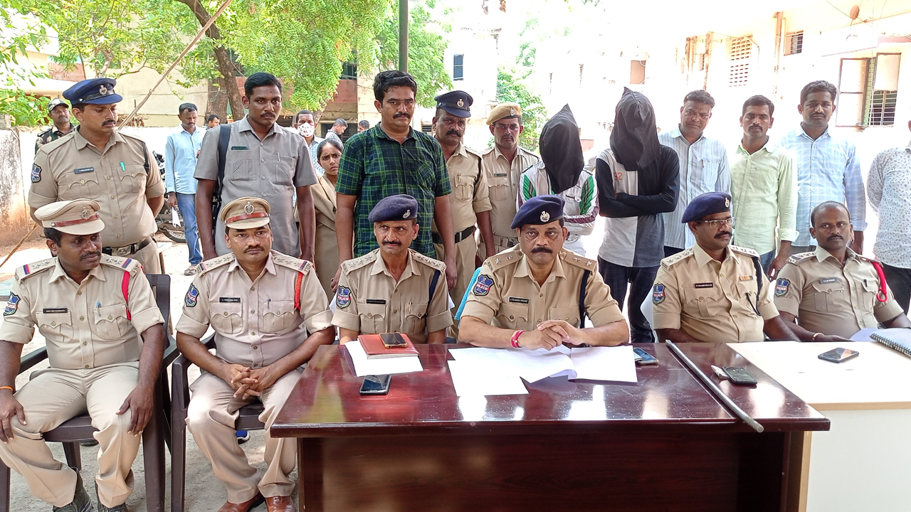 అక్రమ వ్యాపారాలకు పాల్పడితే కఠిన చర్యలు