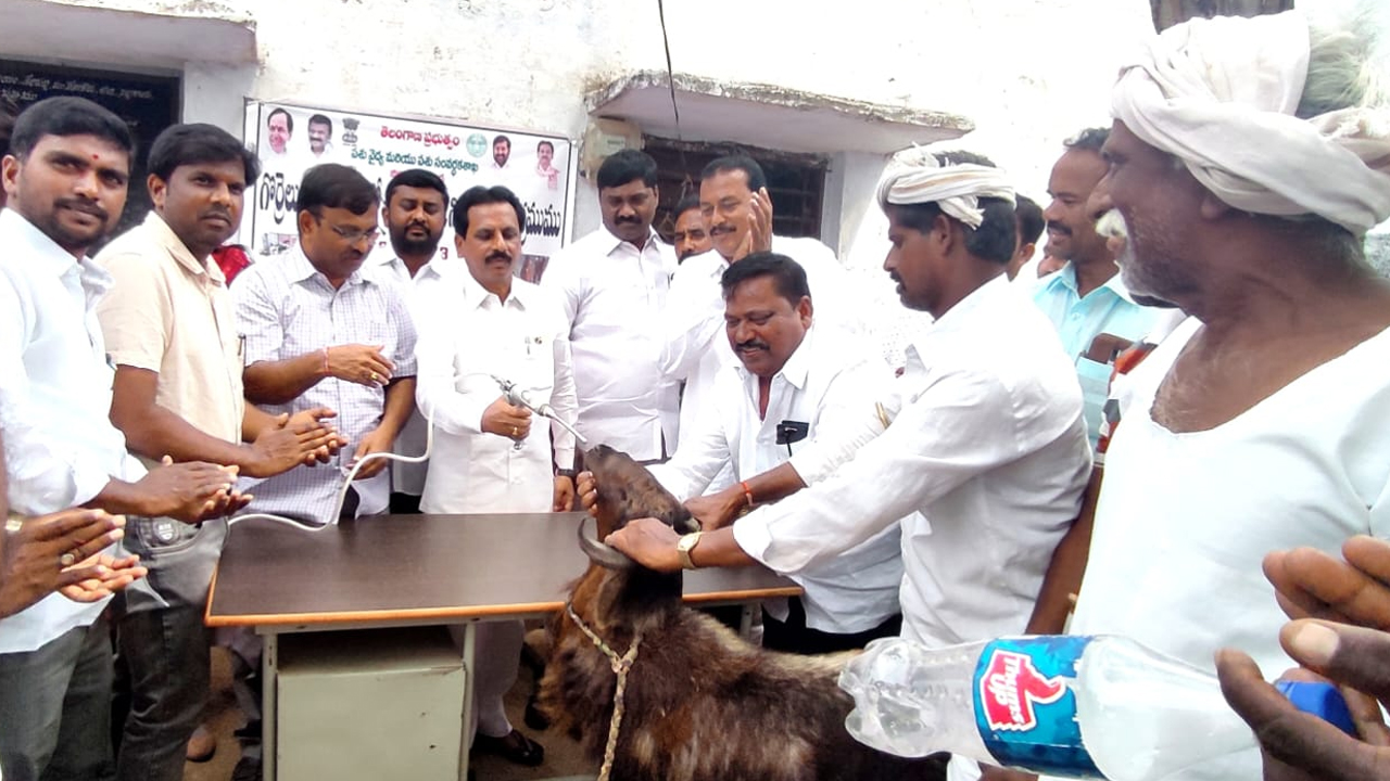 వృత్తిదారులను ఆదుకోవడమే ధ్యేయం
