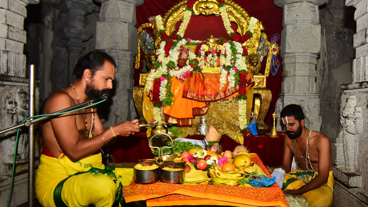 లక్ష్మీనరసింహుడికి నిత్యారాధనలు