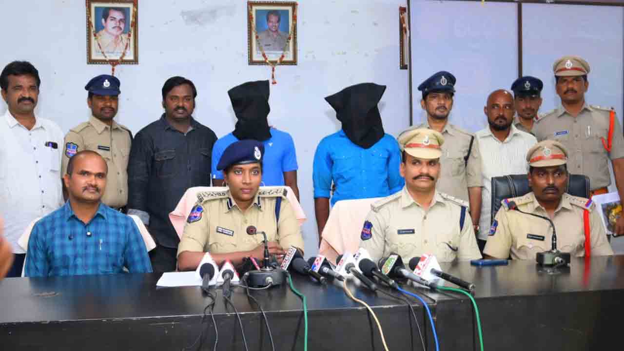 అంత‌ర్ జిల్లా చైన్‌స్నాచ‌ర్లు అరెస్ట్.. 40 తులాల బంగారం స్వాధీనం