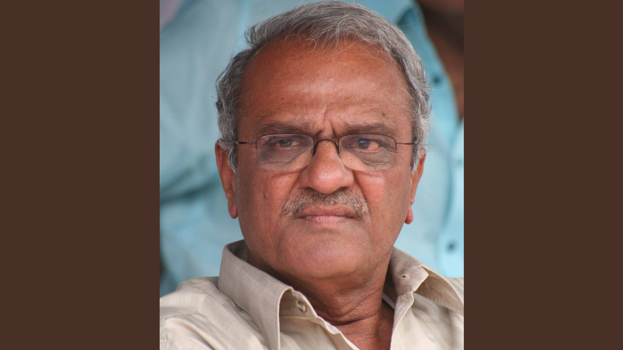 మోదీకి దుస్తుల మీదున్న శ్రద్ధ దేశంపై లేదు