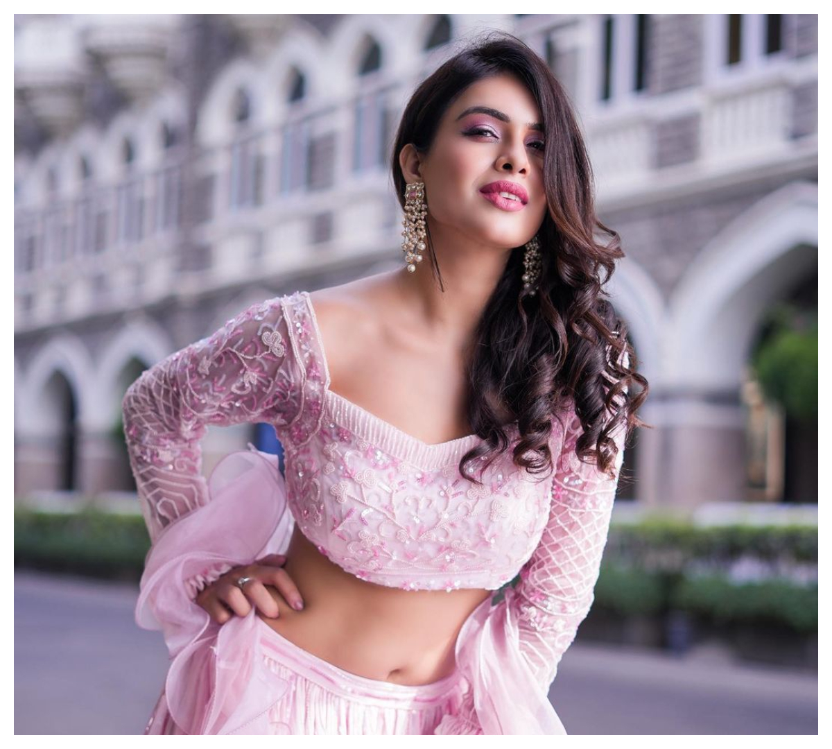 Neha Malik | గ్లామ‌ర్ అందాల‌తో కేక‌పుట్టిస్తున్న నేహా మాలిక్..