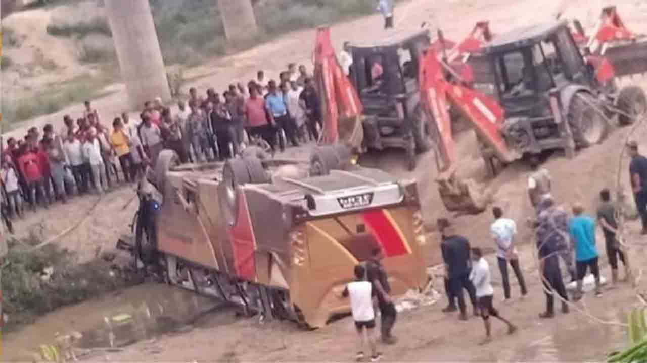 నదిలో పడిన బస్సు.. తొమ్మిది మంది మృతి, 23 మందికి గాయాలు