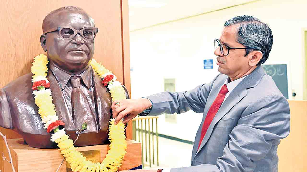 ప్రజాస్వామ్యంలో యువత భాగస్వామ్యం కీలకం