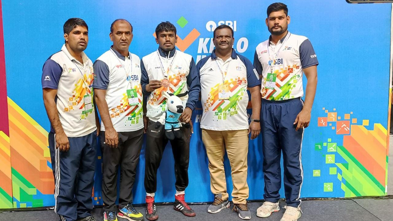 నిఖిల్‌ కంచు పట్టు