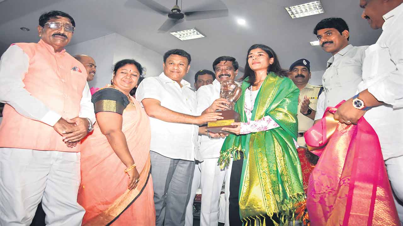 నిఖత్‌కు నీరాజనం