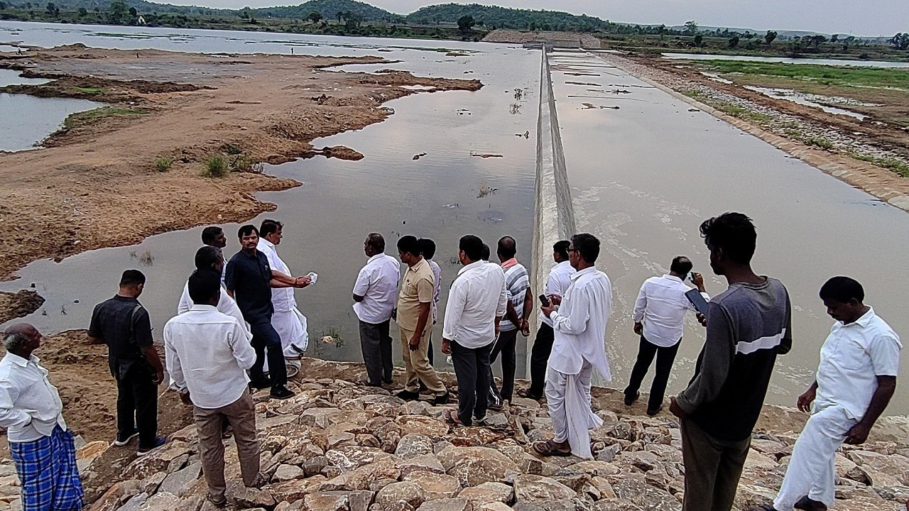 ప్రతి నీటి బొట్టునూ ఒడిసి పడుతాం..
