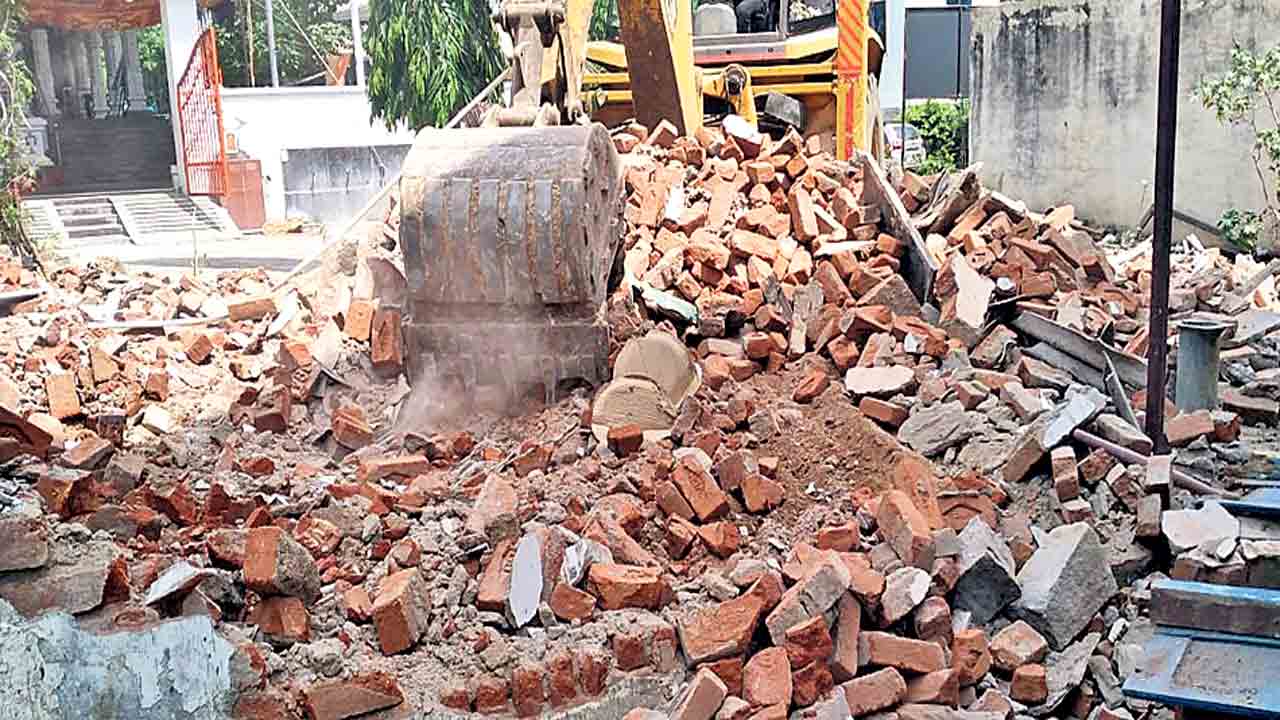 శిథిల భవనాల కూల్చివేత షురూ!