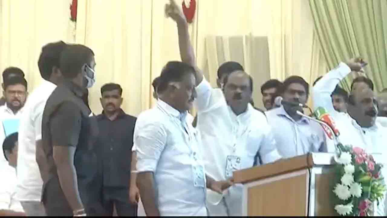 Tamil Nadu | మాజీ డిప్యూటీ సీఎంపై వాట‌ర్ బాటిళ్ల‌తో దాడి.. వీడియో