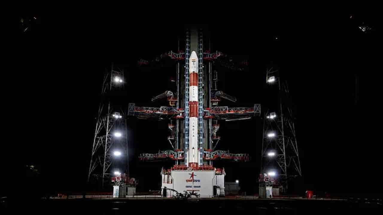 PSLV C-53 ప్రయోగానికి కౌంట్‌డౌన్‌ షురూ.. రేపు రాకెట్‌ను నింగిలోకి పంపనున్న ఇస్రో