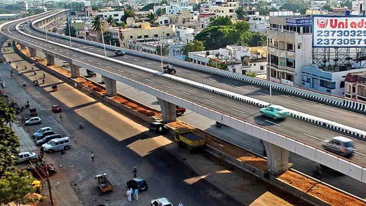 పీవీ ఎక్స్‌ప్రెస్‌ వే పై బోల్తాపడిన కారు..