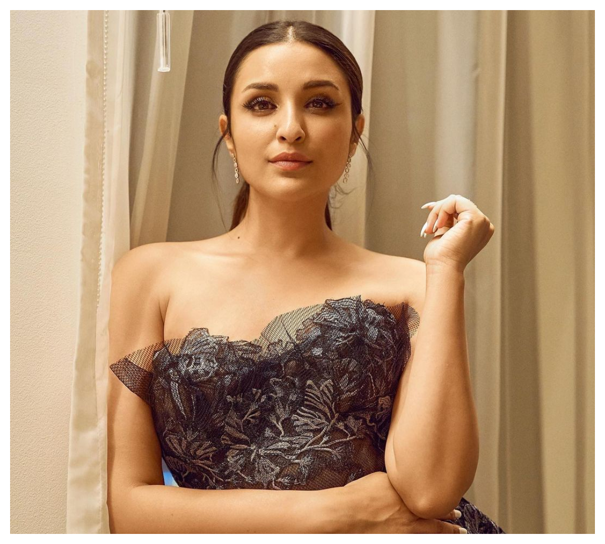 Parineeti Chopra | స్లీవ్ లెస్ అందాల‌తో మైండ్ బ్లాక్ చేస్తున్న ప‌రిణీతి చోప్రా..